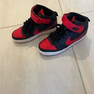 Boys high top Nike’s size 4Y